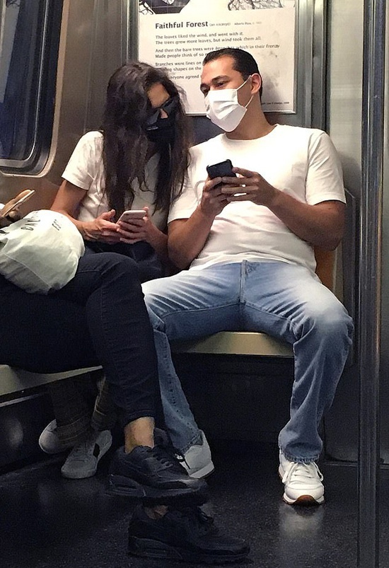 Katie Holmes noi yeu tinh tre tren mang xa hoi anh 3