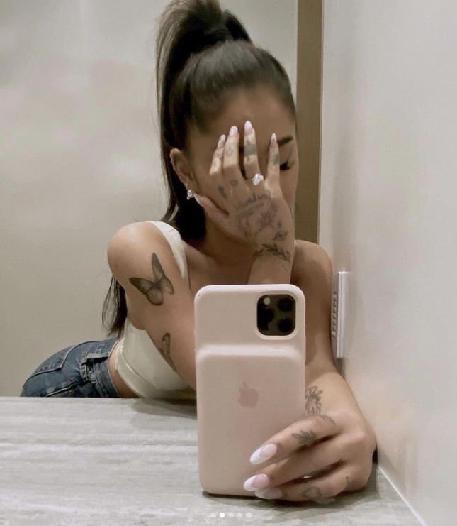 Ariana Grande đính hôn với bạn trai kém tuổi ảnh 2 Ariana Grande dinh hon voi ban trai kem tuoi anh 2