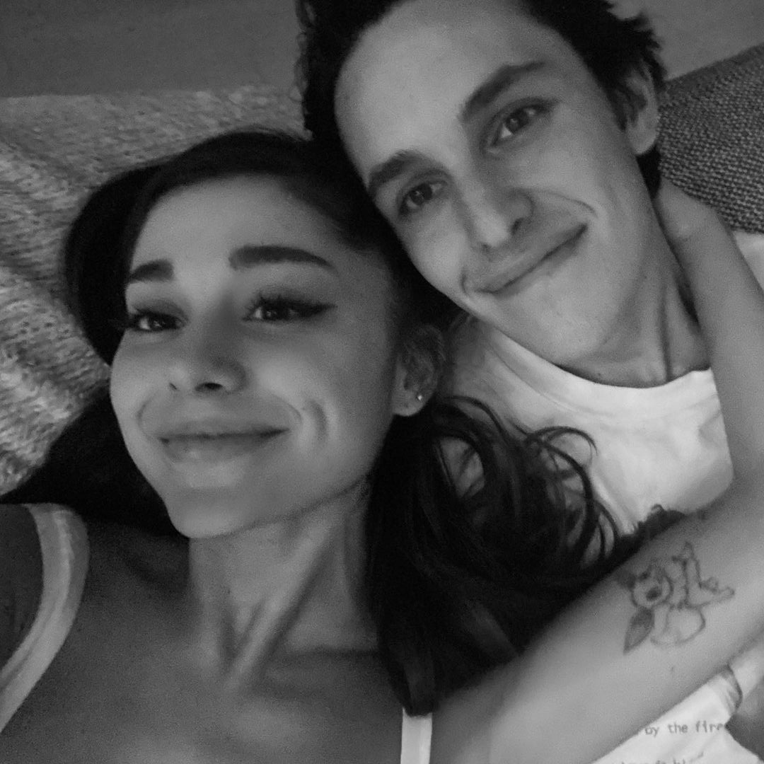 Ariana Grande đính hôn với bạn trai kém tuổi ảnh 1 Ariana Grande dinh hon voi ban trai kem tuoi anh 1