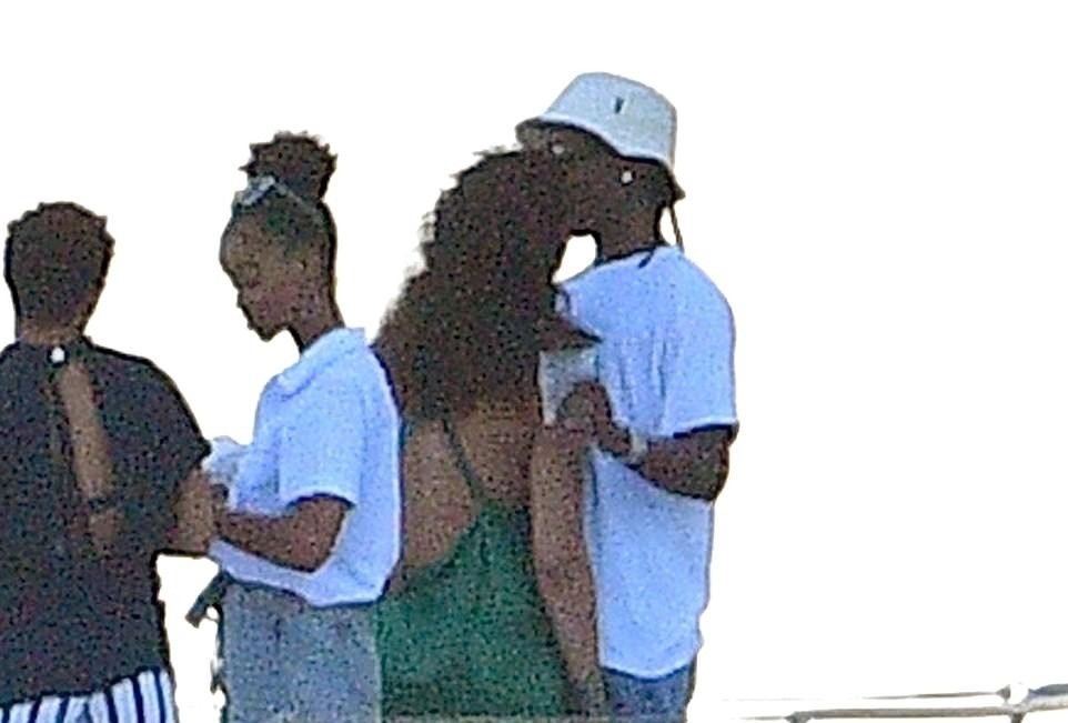 Rihanna tinh cam ben ban trai moi hinh anh