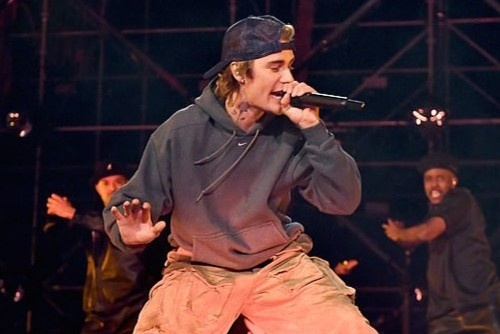 Justin Bieber quen loi ca khuc khi bieu dien hinh anh