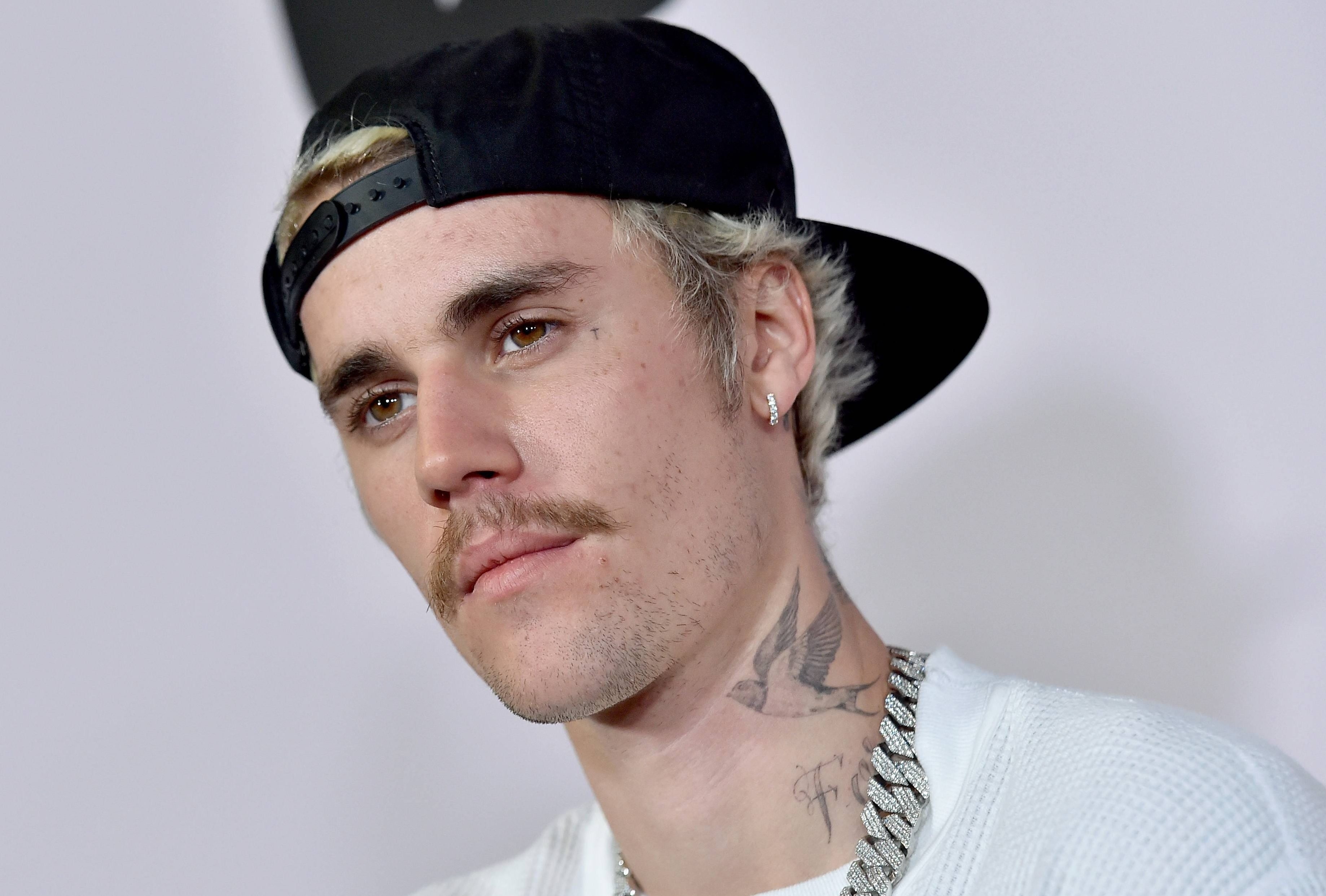 Justin Bieber quen loi khi hat hit 'Sorry' hinh anh