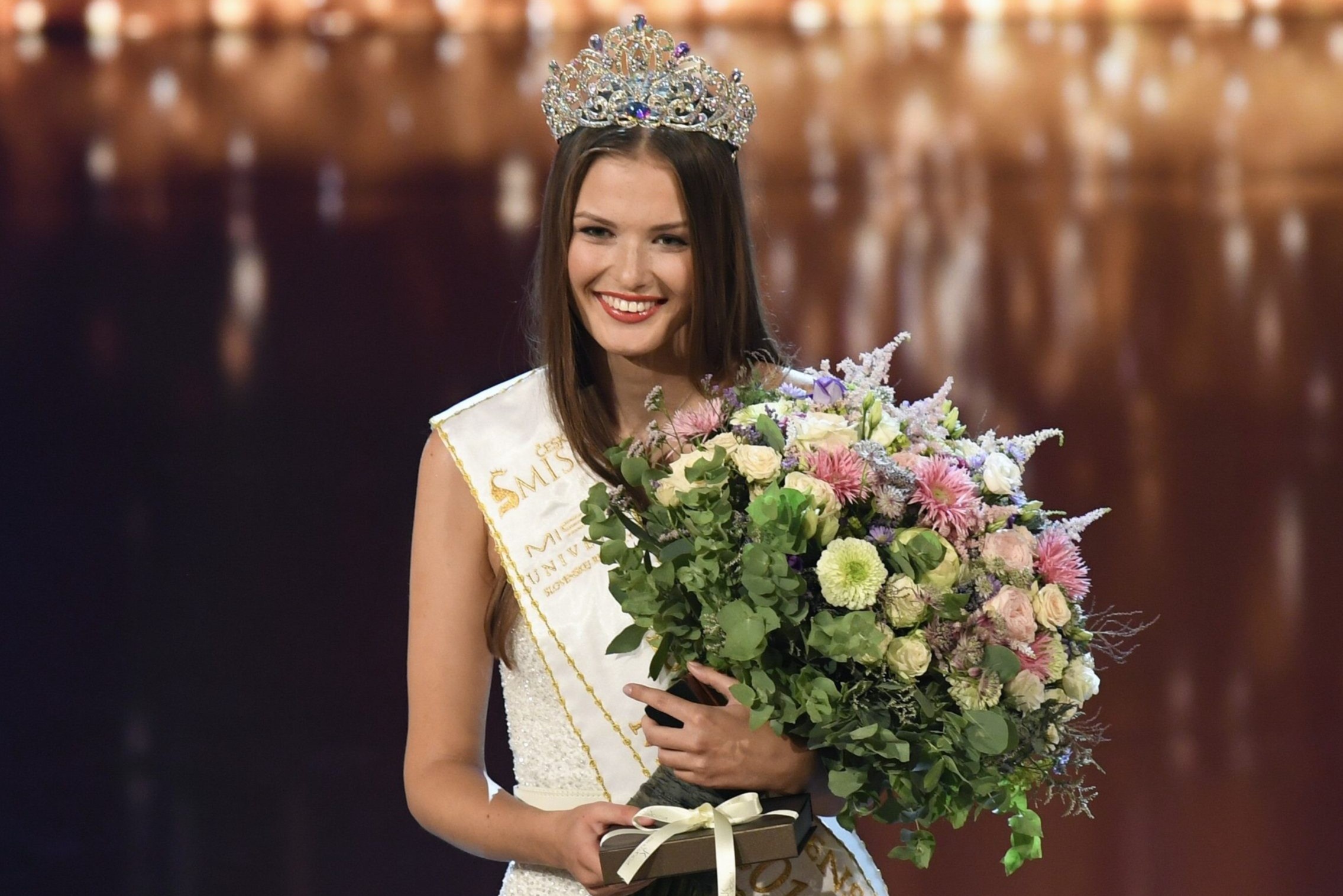 Nguoi mau 21 tuoi dang quang Hoa hau Hoan vu CH Czech hinh anh