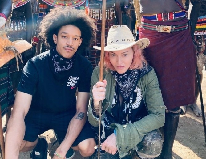 Madonna di du lich qua 5 quoc gia giua thoi dich hinh anh