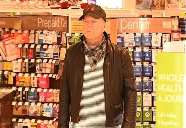 Bruce Willis bi yeu cau roi khoi cua hang vi khong deo khau trang hinh anh