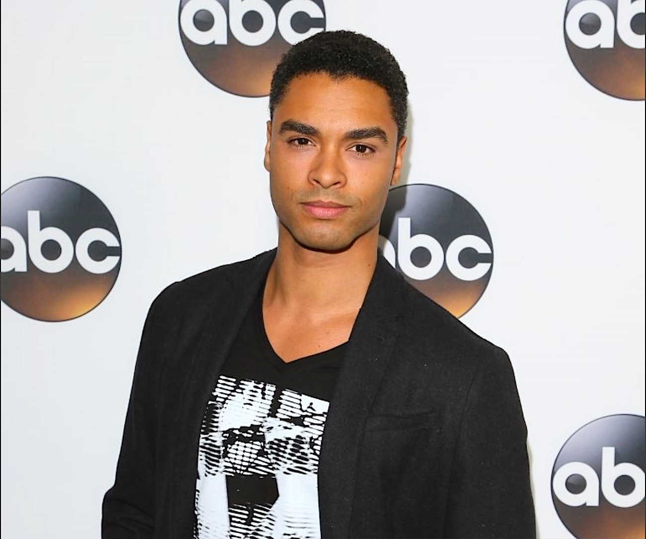 canh phim Bridgerton bi dua len web khieu dam anh 4