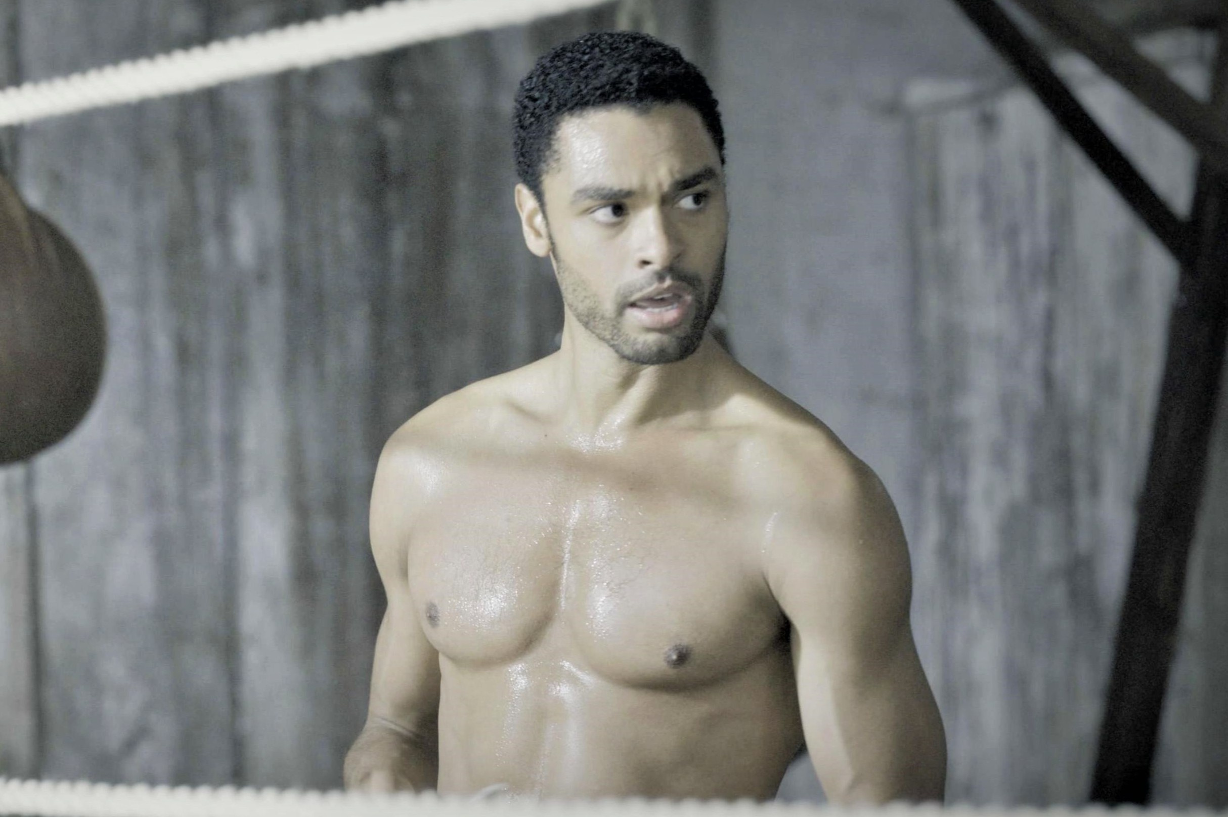 Ngoai hinh co bap cua nam chinh phim co trang 'Bridgerton' hinh anh