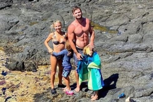 Chris Hemsworth du lich cung vo truoc khi tro lai phim truong hinh anh