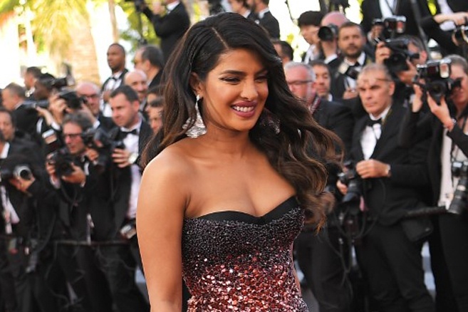 Priyanka Chopra tung bi hong vay truoc gio du LHP Cannes hinh anh