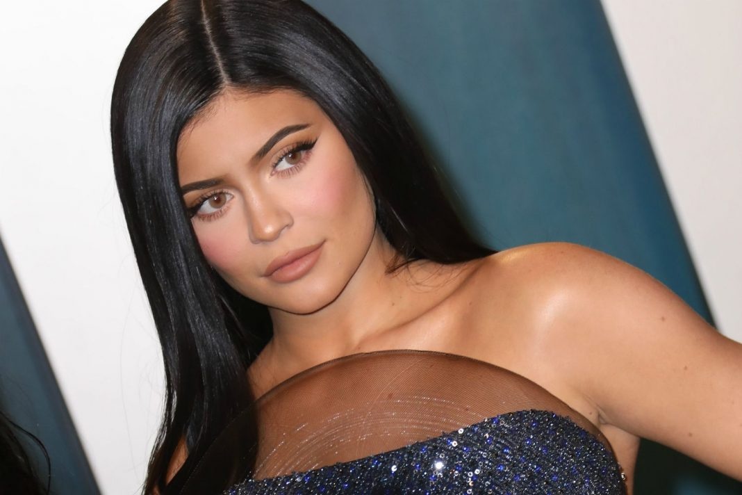 Kylie Jenner bi chi trich vi dua con di du lich giua thoi dich hinh anh