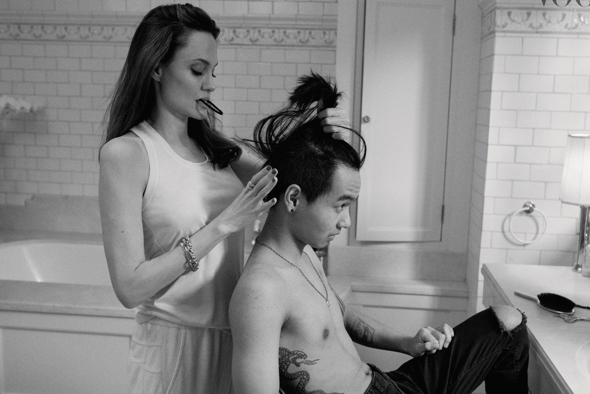 Maddox coi tran, lo hinh xam lon khi chup anh cung me hinh anh