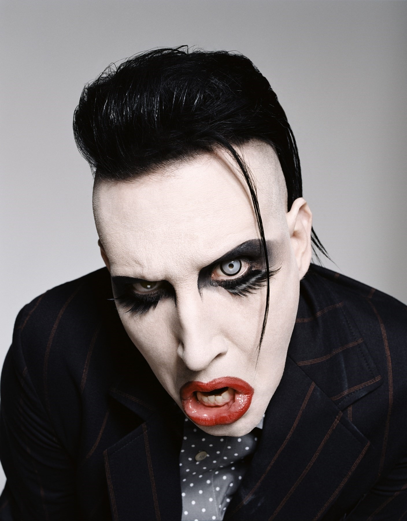 Marilyn Manson bạo hành  ảnh 2 Marilyn Manson bao hanh anh 2