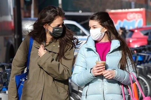 Suri Cruise cao gan bang me hinh anh