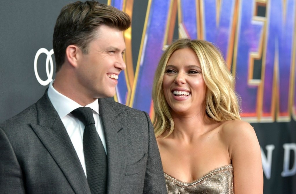 Colin Jost lan dau noi ve le cuoi bi mat voi Scarlett Johansson hinh anh