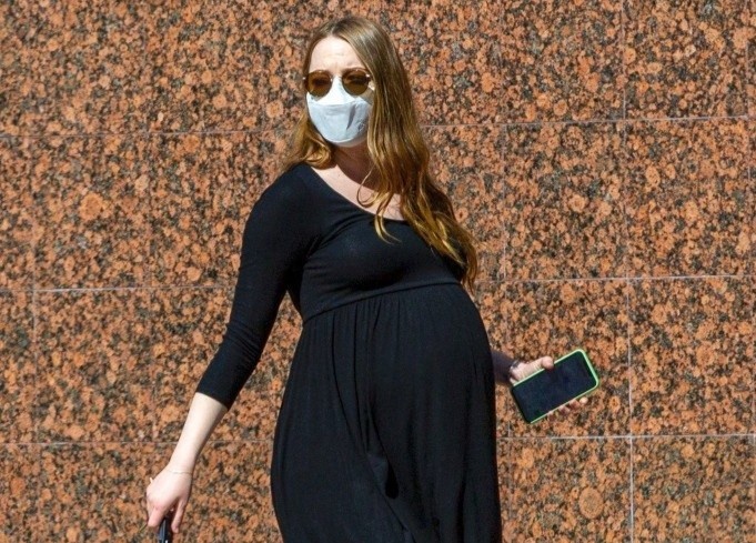 Emma Stone khoe bung bau khi di dao pho hinh anh