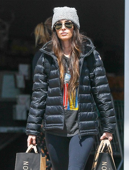 Megan Fox tu choi deo khau trang anh 2