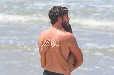 Liam Hemsworth om chat ban gai tren bai bien hinh anh