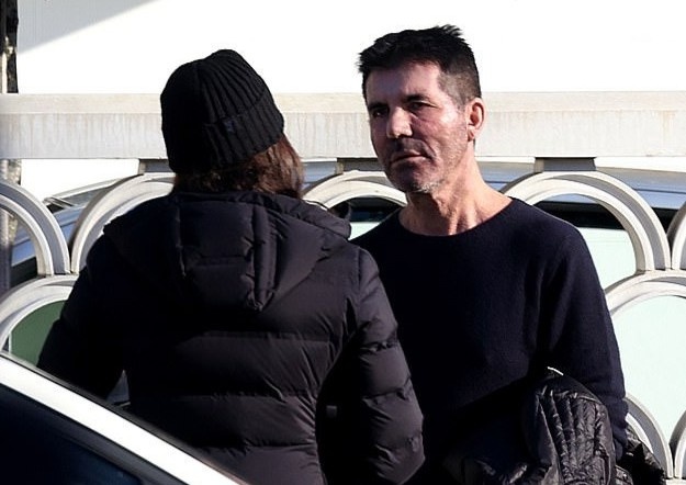 Simon Cowell tranh cai voi ban gai tren pho hinh anh