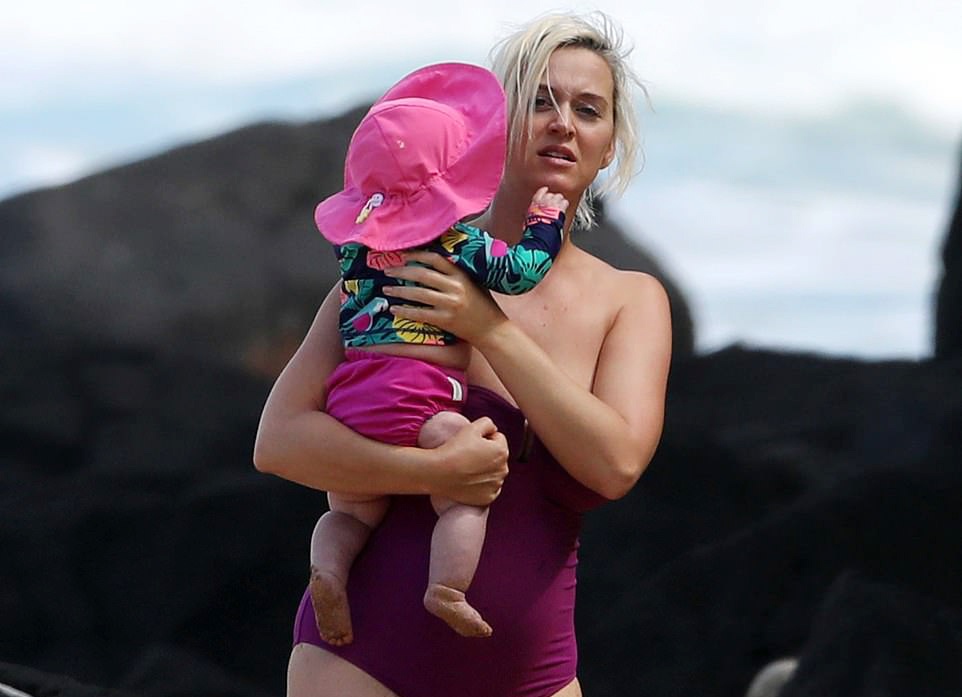 Katy Perry dua con gai 6 thang tuoi di bien hinh anh