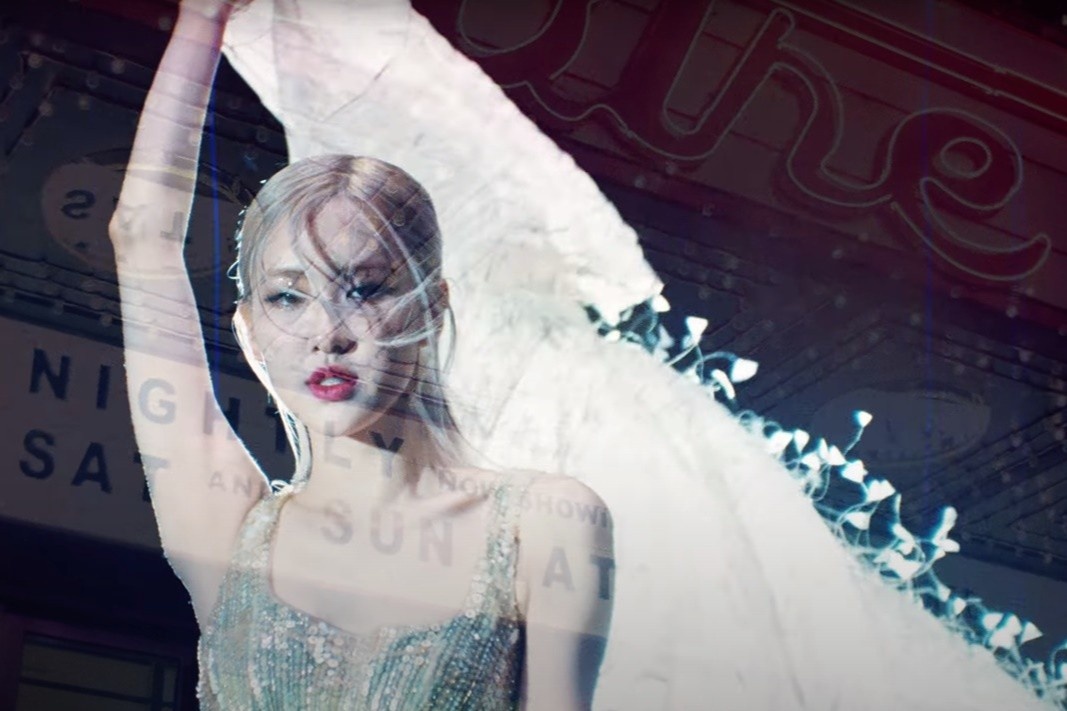 Rose (BlackPink) dien thiet ke sexy cua Cong Tri trong MV moi hinh anh