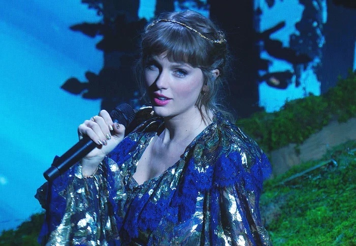 Taylor Swift hat tren mai nha, Cardi B mac goi cam dien tai Grammy hinh anh