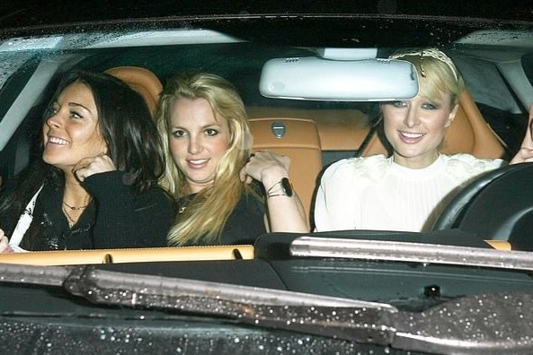 Paris Hilton noi ve buc anh tai tieng voi Lindsay Lohan hinh anh