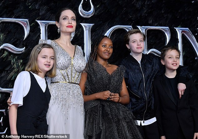 Angelina Jolie ly hon Brad Pitt anh 1