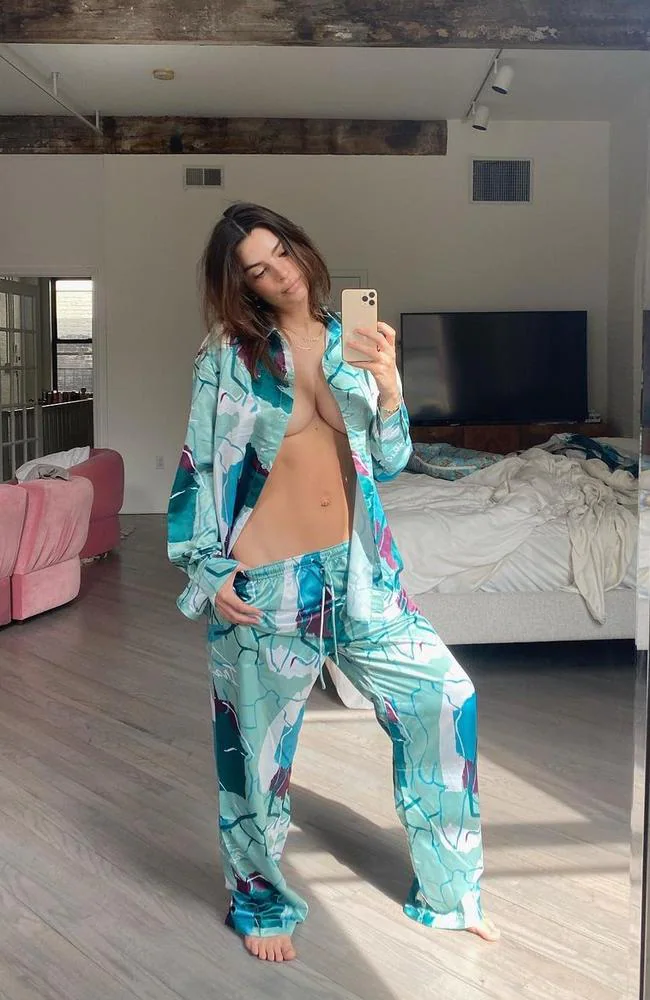 Emily Ratajkowski sinh con dau long anh 1