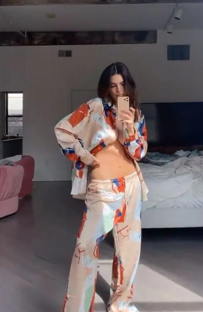 Emily Ratajkowski sinh con dau long anh 2