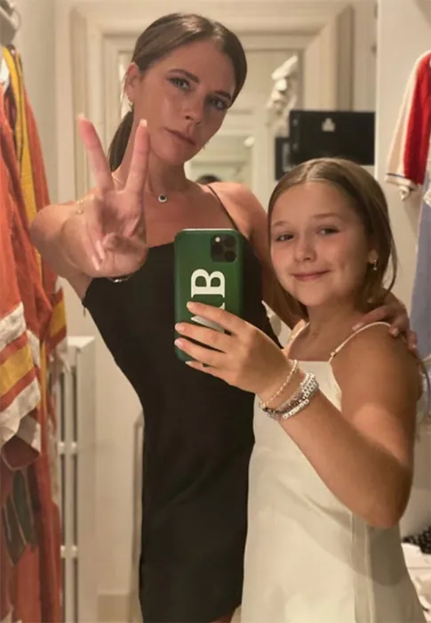 harper beckham trang điểm cho mẹ ảnh 2 harper beckham trang diem cho me anh 2