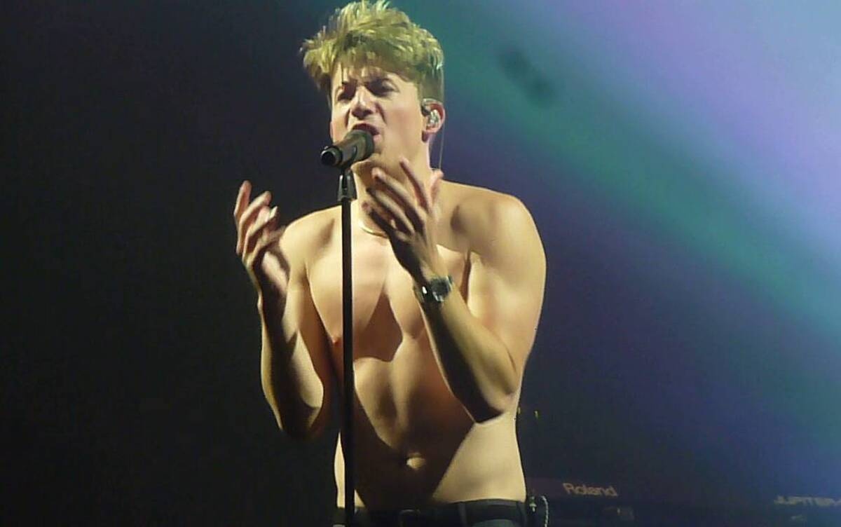Charlie Puth bị chê bụng ngấn mỡ ảnh 2 Charlie Puth bi che bung ngan mo anh 2