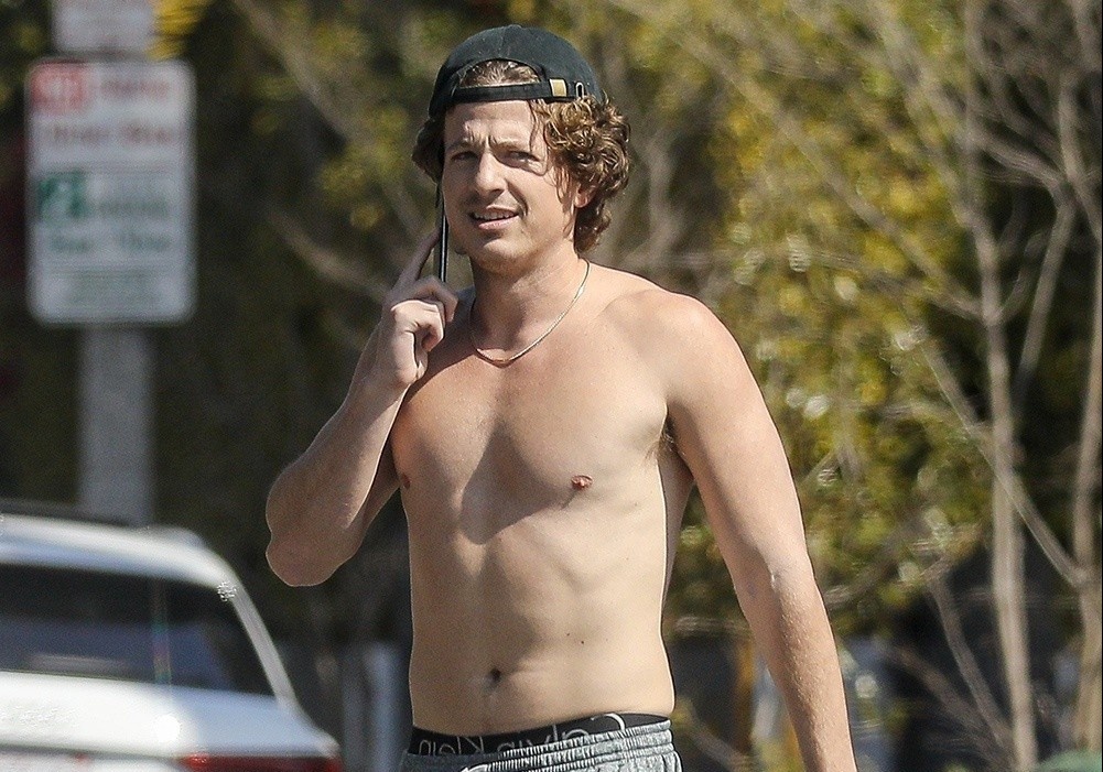 Charlie Puth dap tra khi bi che co bung ngan mo hinh anh