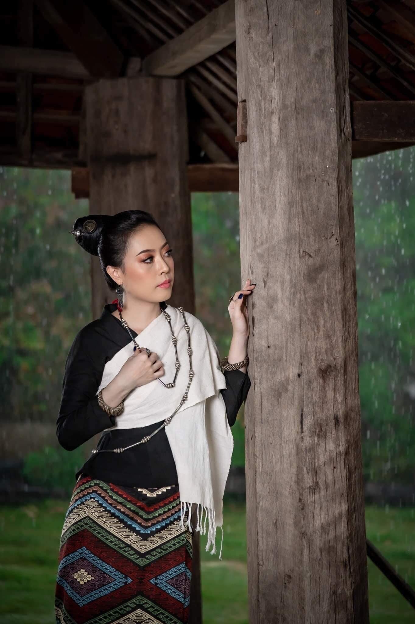 hoa hau lao bi to khai gian tuoi anh 2