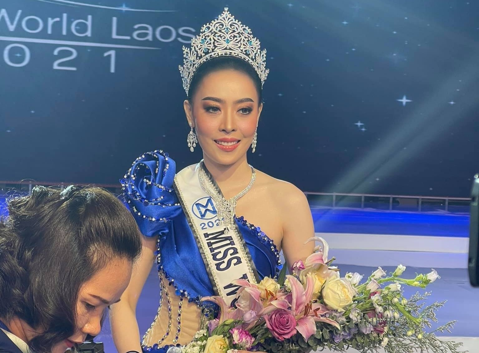 Hoa hau nguoi Lao bi to khai gian tuoi va mua giai hinh anh