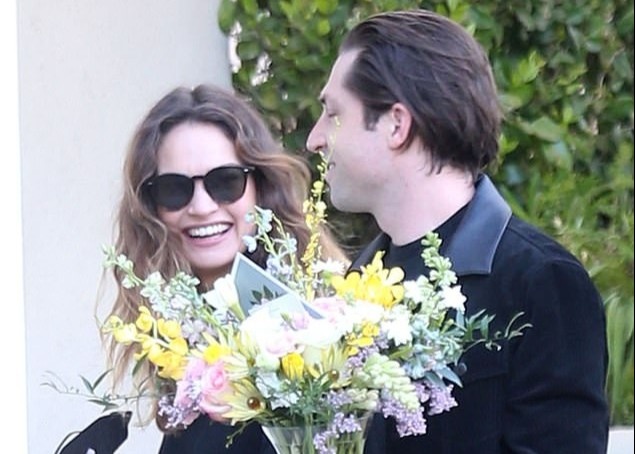 Lily James hanh phuc ben ban trai moi sau scandal ngoai tinh hinh anh