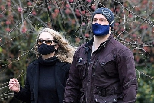 ‘Sieu Nhan’ Henry Cavill xuat hien ben ban gai moi hinh anh