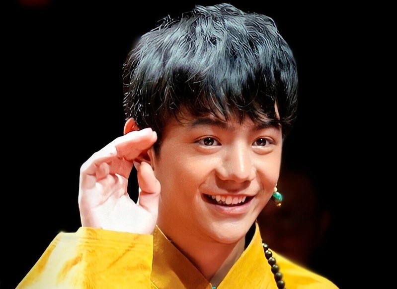 Chang trai chan bo lan dau tham du Tuan le thoi trang Thuong Hai hinh anh