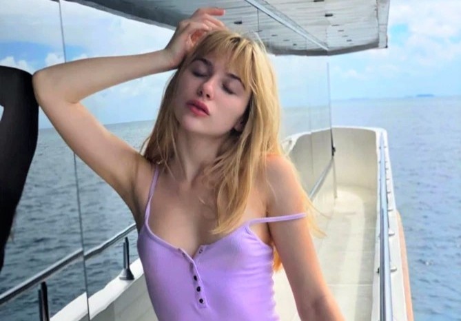 Nu nguoi mau ke bi ep chup anh khoa than o Dubai hinh anh