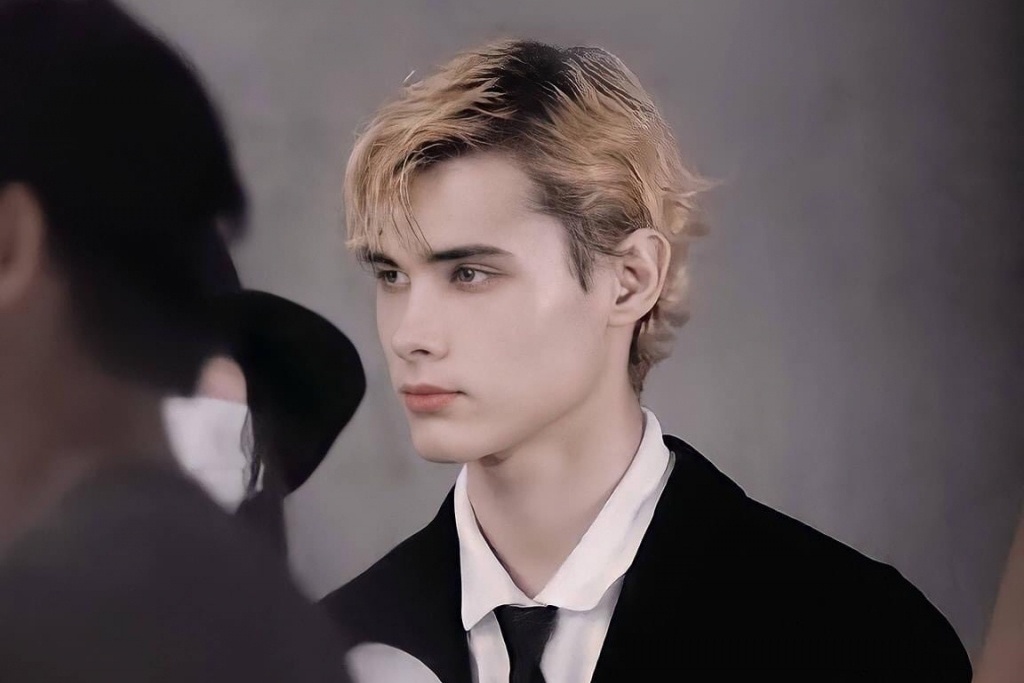 Tai sao nam nguoi mau Nga khong the dung qua 5 phut tren san khau? hinh anh