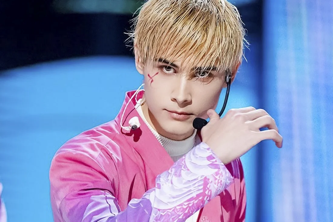 nguoi mau Nga dung tren san khau 5 phut anh 1