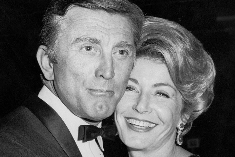 Vo co dien vien Kirk Douglas qua doi o tuoi 102 hinh anh