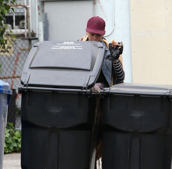 nguoi mau My luc thung rac anh 1