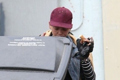 Cuu nguoi mau My an pizza luc tu thung rac hinh anh