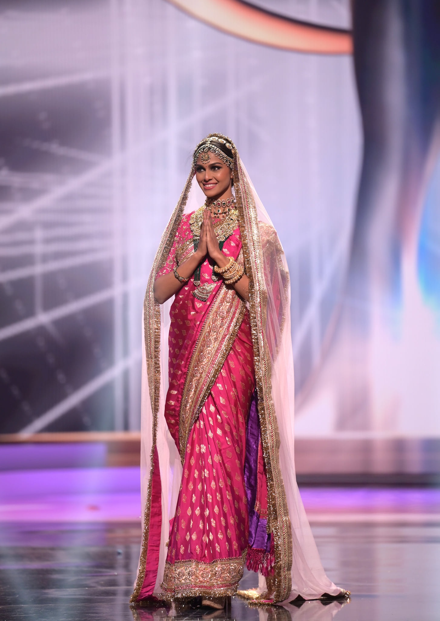 trang phuc dan toc hoa hau hoan vu anh 8