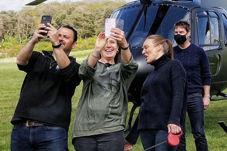 Nguoi dan phan khich khi gap Tom Cruise hinh anh