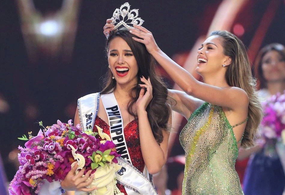 Dung tieng Anh o Hoa hau Hoan vu la khon ngoan hay mao hiem? hinh anh