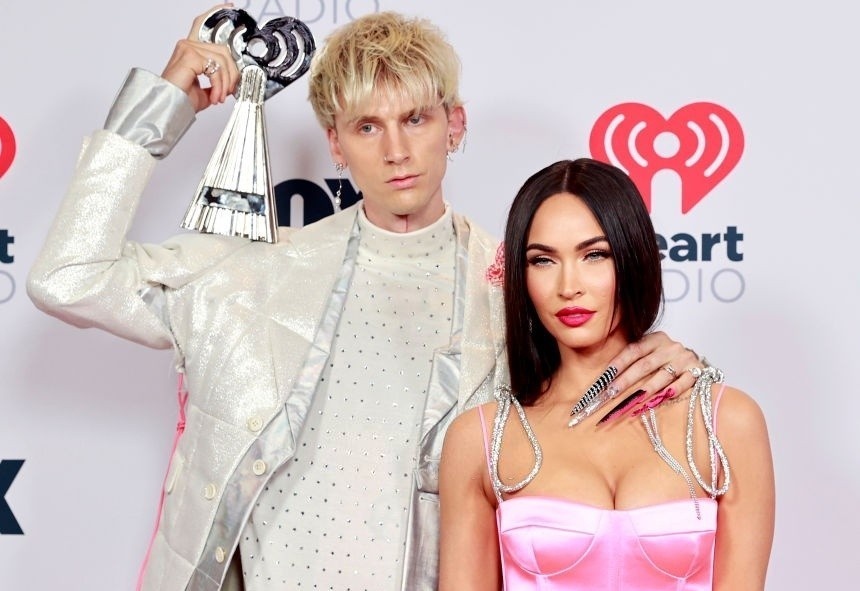 Dan ca si tham du le trao giai iHeartRadio Music Awards 2021 hinh anh