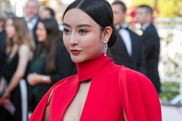 Bi kich cua nhung co gai tham my giong nguoi noi tieng o showbiz hinh anh