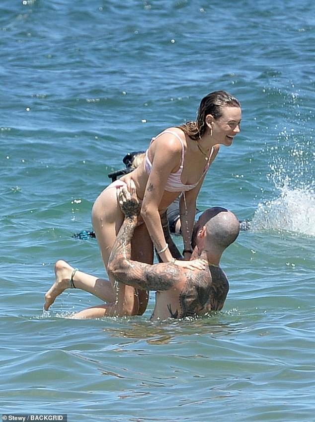 Adam Levine và Behati Prinsloo ảnh 1 Adam Levine va Behati Prinsloo anh 1