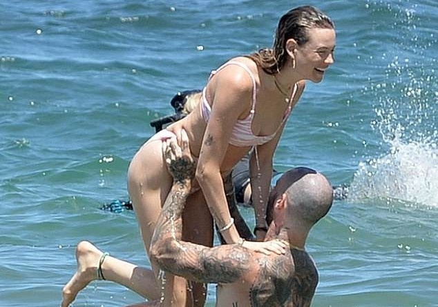 Ky nghi cua Adam Levine va vo sieu mau hinh anh